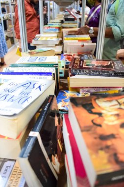 Yeni Delhi, Hindistan, Eylül 09 2023 - Delhi Uluslararası Kitap Fuarı 'ndaki bir kitap standında raflarda bulunan çeşitli kitaplar, Yıllık Kitap Fuarı' nda sergilenen kitaplar.