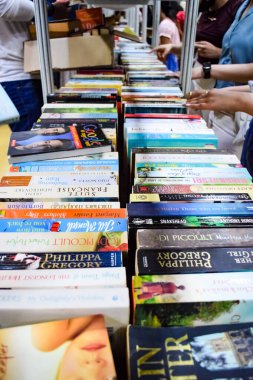 Yeni Delhi, Hindistan, Eylül 09 2023 - Delhi Uluslararası Kitap Fuarı 'ndaki bir kitap standında raflarda bulunan çeşitli kitaplar, Yıllık Kitap Fuarı' nda sergilenen kitaplar.