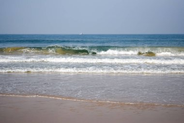 Sabah erken saatlerde Calangute sahilindeki Arap denizinin inanılmaz manzarası Goa, Hindistan, Okyanus sahili manzarası