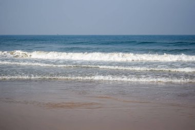 Sabah erken saatlerde Calangute sahilindeki Arap denizinin inanılmaz manzarası Goa, Hindistan, Okyanus sahili manzarası