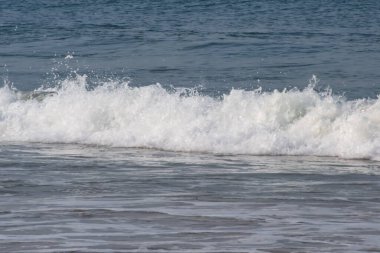 Sabah erken saatlerde Calangute sahilindeki Arap denizinin inanılmaz manzarası Goa, Hindistan, Okyanus sahili manzarası