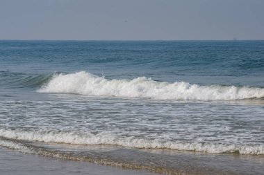 Sabah erken saatlerde Calangute sahilindeki Arap denizinin inanılmaz manzarası Goa, Hindistan, Okyanus sahili manzarası