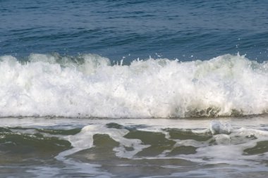 Sabah erken saatlerde Calangute sahilindeki Arap denizinin inanılmaz manzarası Goa, Hindistan, Okyanus sahili manzarası