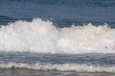 Sabah erken saatlerde Calangute sahilindeki Arap denizinin inanılmaz manzarası Goa, Hindistan, Okyanus sahili manzarası