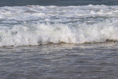 Sabah erken saatlerde Calangute sahilindeki Arap denizinin inanılmaz manzarası Goa, Hindistan, Okyanus sahili manzarası