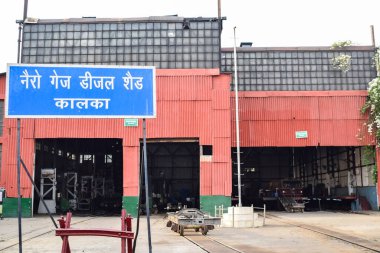 Kalka, Haryana, Hindistan 14 Mayıs 2023 - Hindistan 'daki Kalka tren istasyonu, oyuncak tren yolu manzarası, Hint tren yolu kavşağı, ağır sanayi