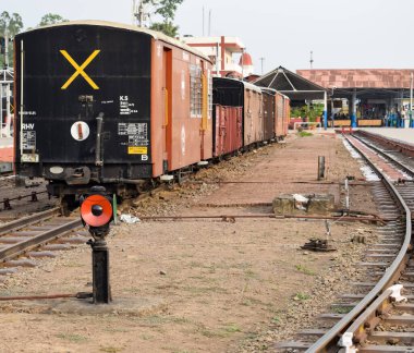 Kalka, Haryana, Hindistan 14 Mayıs 2023 - Hindistan 'daki Kalka tren istasyonu, oyuncak tren yolu manzarası, Hint tren yolu kavşağı, ağır sanayi
