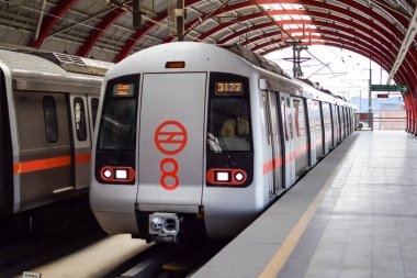 Yeni Delhi Hindistan - 10 Ağustos 2023 - Delhi Metro treni Yeni Delhi, Hindistan, Asya 'daki Jhandewalan metro istasyonuna varıyor.