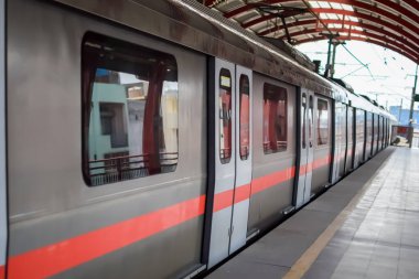 Yeni Delhi Hindistan - 10 Ağustos 2023 - Delhi Metro treni Yeni Delhi, Hindistan, Asya 'daki Jhandewalan metro istasyonuna varıyor.