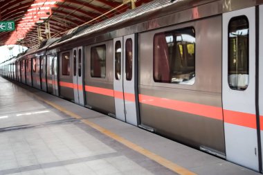 Yeni Delhi Hindistan - 10 Ağustos 2023 - Delhi Metro treni Yeni Delhi, Hindistan, Asya 'daki Jhandewalan metro istasyonuna varıyor.