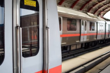 Yeni Delhi Hindistan - 10 Ağustos 2023 - Delhi Metro treni Yeni Delhi, Hindistan, Asya 'daki Jhandewalan metro istasyonuna varıyor.