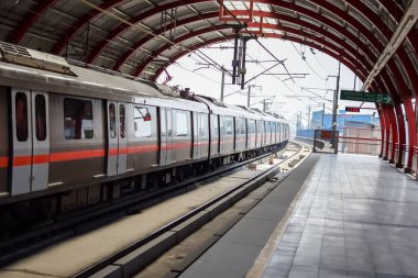 Yeni Delhi Hindistan - 10 Ağustos 2023 - Delhi Metro treni Yeni Delhi, Hindistan, Asya 'daki Jhandewalan metro istasyonuna varıyor.