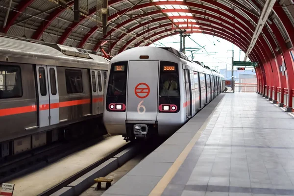 Yeni Delhi Hindistan - 10 Ağustos 2023 - Delhi Metro treni Yeni Delhi, Hindistan, Asya 'daki Jhandewalan metro istasyonuna varıyor.