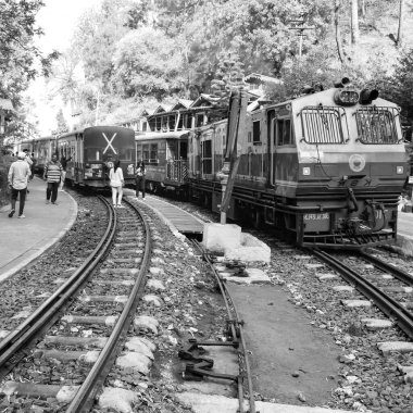 Shimla, Himachal Pradesh, Hindistan - 14 Mayıs 2023 - Oyuncak tren Kalka-Shimla rotası, tepe, oyuncak tren Kalka 'dan Shimla' ya yeşil doğal orman arasında hareket
