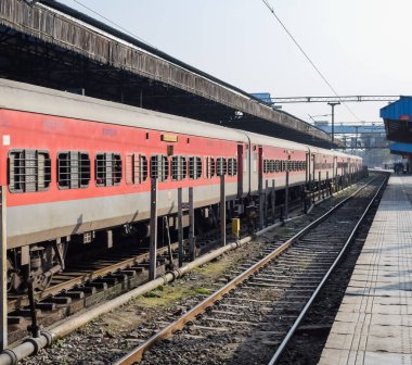 Amritsar, Hindistan, 20 Nisan 2023 - Amritsar tren istasyonunda sabah treni, Amritsar, Punjab tren istasyonunda renkli tren