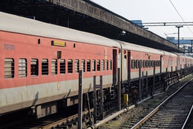Amritsar, Hindistan, 20 Nisan 2023 - Amritsar tren istasyonunda sabah treni, Amritsar, Punjab tren istasyonunda renkli tren
