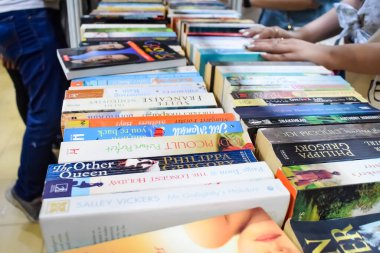 Yeni Delhi, Hindistan, Eylül 09 2023 - Delhi Uluslararası Kitap Fuarı 'ndaki bir kitap standında raflarda bulunan çeşitli kitaplar, Yıllık Kitap Fuarı' nda sergilenen kitaplar.