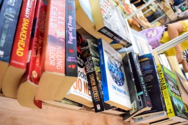 Yeni Delhi, Hindistan, Eylül 09 2023 - Delhi Uluslararası Kitap Fuarı 'ndaki bir kitap standında raflarda bulunan çeşitli kitaplar, Yıllık Kitap Fuarı' nda sergilenen kitaplar.