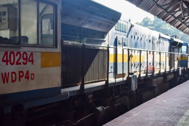 Kathgodam, Uttarakhand, Hindistan, 25 Temmuz 2023 - Kathgodam tren istasyonunda gündüz vakti dizel lokomotif motoru, Kathgodam Shatabdi tren dizel lokomotif motoru