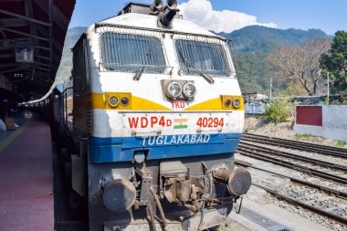 Kathgodam, Uttarakhand, Hindistan, 25 Temmuz 2023 - Kathgodam tren istasyonunda gündüz vakti dizel lokomotif motoru, Kathgodam Shatabdi tren dizel lokomotif motoru