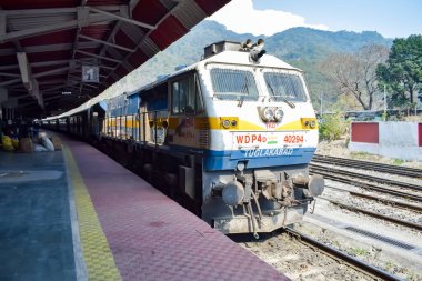 Kathgodam, Uttarakhand, Hindistan, 25 Temmuz 2023 - Kathgodam tren istasyonunda gündüz vakti dizel lokomotif motoru, Kathgodam Shatabdi tren dizel lokomotif motoru