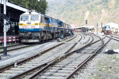 Kathgodam, Uttarakhand, Hindistan, 25 Temmuz 2023 - Kathgodam tren istasyonunda gündüz vakti dizel lokomotif motoru, Kathgodam Shatabdi tren dizel lokomotif motoru