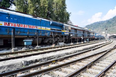Kathgodam, Uttarakhand, Hindistan, 25 Temmuz 2023 - Kathgodam tren istasyonunda gündüz vakti dizel lokomotif motoru, Kathgodam Shatabdi tren dizel lokomotif motoru