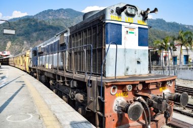 Kathgodam, Uttarakhand, Hindistan, 25 Temmuz 2023 - Kathgodam tren istasyonunda gündüz vakti dizel lokomotif motoru, Kathgodam Shatabdi tren dizel lokomotif motoru
