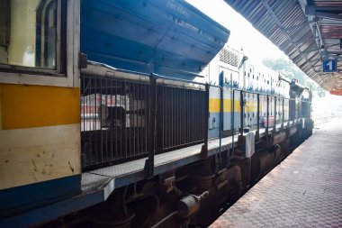 Kathgodam, Uttarakhand, Hindistan, 25 Temmuz 2023 - Kathgodam tren istasyonunda gündüz vakti dizel lokomotif motoru, Kathgodam Shatabdi tren dizel lokomotif motoru