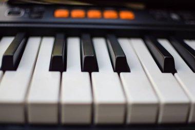 Piyano tuşlarına yakın çekim. Piyano siyah ve beyaz tuşlar ve piyano klavye müzik aleti güneşli bir günde ev balkonuna yerleştirildi.