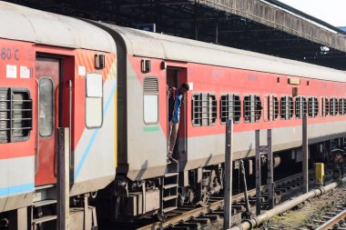 Amritsar, Hindistan, 20 Nisan 2023 - Amritsar tren istasyonunda sabah treni, Amritsar, Punjab tren istasyonunda renkli tren