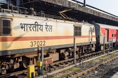 Amritsar, Hindistan, 20 Nisan 2023 - Amritsar tren istasyonunda sabah treni, Amritsar, Punjab tren istasyonunda renkli tren