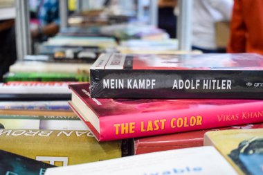 Yeni Delhi, Hindistan, Eylül 09 2023 - Delhi Uluslararası Kitap Fuarı 'ndaki bir kitap standında raflarda bulunan çeşitli kitaplar, Yıllık Kitap Fuarı' nda sergilenen kitaplar.