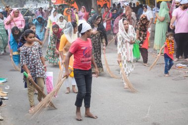 Delhi, Hindistan, 2 Ekim 2023 - Doğu Delhi bölgesinde Guru Nanak Dev, Nagar Kirtan 'ın doğum günü dolayısıyla geleneksel Nagar Kirtan, geleneksel Nagar geçit töreninde Sihler gatka ve dövüş sanatları sergiliyor