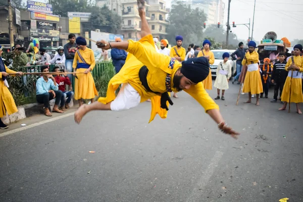 Stock image Delhi, India, October 2, 2023 - Sikhs display gatka and martial arts during annual Nagar Kirtan, Traditional, procession on account of birthday of Guru Nanak Dev ji, Nagar Kirtan in East Delhi area