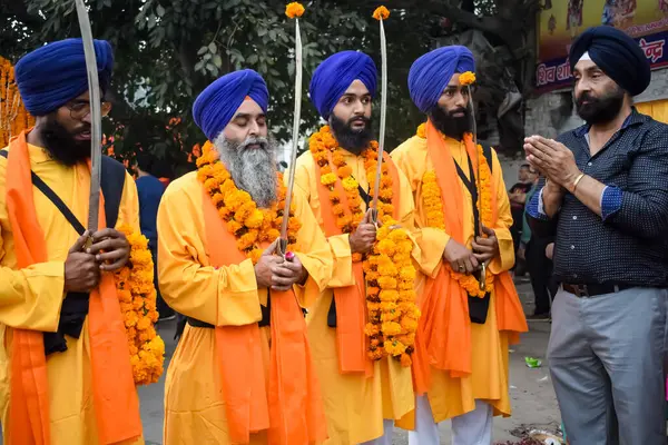 Delhi, Hindistan, 2 Ekim 2023 - Doğu Delhi bölgesinde Guru Nanak Dev, Nagar Kirtan 'ın doğum günü dolayısıyla geleneksel Nagar Kirtan, geleneksel Nagar geçit töreninde Sihler gatka ve dövüş sanatları sergiliyor