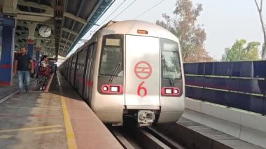 Yeni Delhi Hindistan 09 Ekim 2023 - Delhi Metro treni Yeni Delhi, Hindistan, Asya 'daki Jhandewalan metro istasyonuna yanaşıyor.