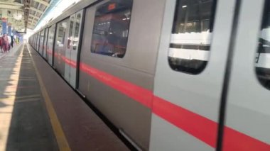 Yeni Delhi Hindistan 09 Ekim 2023 - Delhi Metro treni Yeni Delhi, Hindistan, Asya 'daki Jhandewalan metro istasyonuna yanaşıyor.