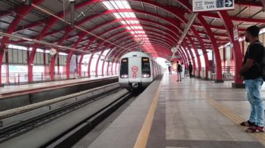 Yeni Delhi Hindistan 09 Ekim 2023 - Delhi Metro treni Yeni Delhi, Hindistan, Asya 'daki Jhandewalan metro istasyonuna yanaşıyor.