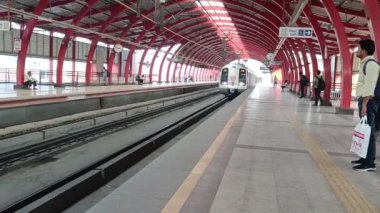 Yeni Delhi Hindistan 09 Ekim 2023 - Delhi Metro treni Yeni Delhi, Hindistan, Asya 'daki Jhandewalan metro istasyonuna yanaşıyor.