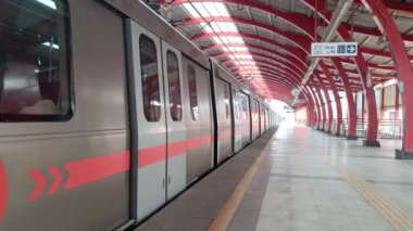 Yeni Delhi Hindistan 09 Ekim 2023 - Delhi Metro treni Yeni Delhi, Hindistan, Asya 'daki Jhandewalan metro istasyonuna yanaşıyor.