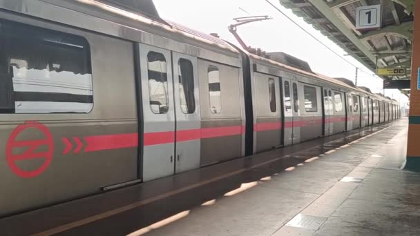 Нью Дели Индия Октября 2023 Дели Поезд Метро Прибывающих Джандевалан — стоковое видео