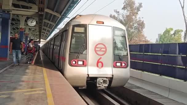New Delhi Indie Październik 2023 Delhi Metro Pociąg Przybywających Stacji — Wideo stockowe