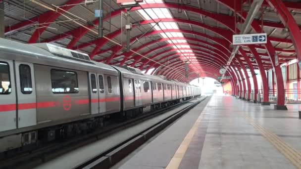 New Delhi India Oktober 2023 Delhi Metro Trein Aankomen Jhandewalan — Stockvideo