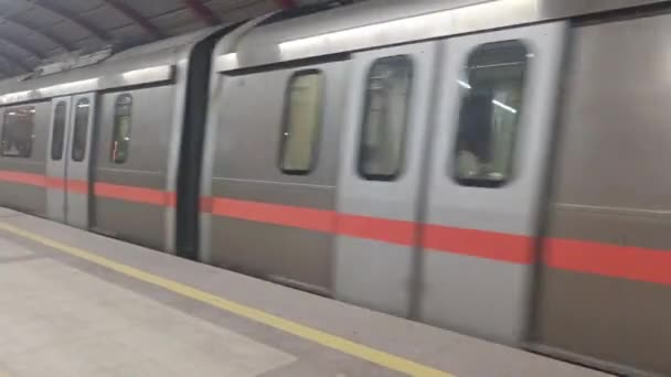 New Delhi Indie Říjen 2023 Dillí Metro Vlak Přijíždí Stanici — Stock video