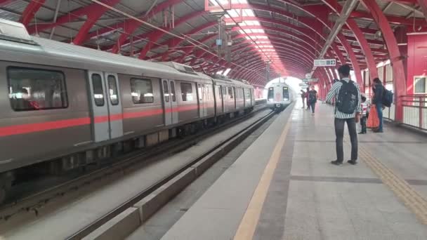 2023年10月9日 德里地铁到达印度新德里的Jhandewalan地铁站 亚洲的Jhandewalan地铁站 — 图库视频影像