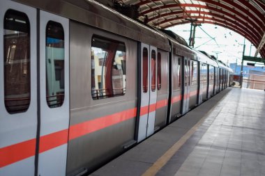 Yeni Delhi Hindistan - 09 Ekim 2023 - Delhi Metro treni Yeni Delhi, Hindistan, Asya 'daki Jhandewalan metro istasyonuna varıyor.
