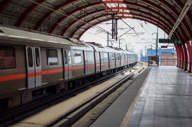 Yeni Delhi Hindistan - 09 Ekim 2023 - Delhi Metro treni Yeni Delhi, Hindistan, Asya 'daki Jhandewalan metro istasyonuna varıyor.