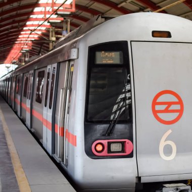 Yeni Delhi Hindistan - 09 Ekim 2023 - Delhi Metro treni Yeni Delhi, Hindistan, Asya 'daki Jhandewalan metro istasyonuna varıyor.