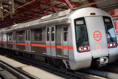 Yeni Delhi Hindistan - 09 Ekim 2023 - Delhi Metro treni Yeni Delhi, Hindistan, Asya 'daki Jhandewalan metro istasyonuna varıyor.